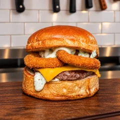 Burger com onion rings e cheddar