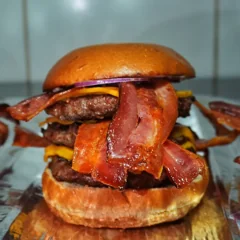 Burger triplo com bacon e cheddar